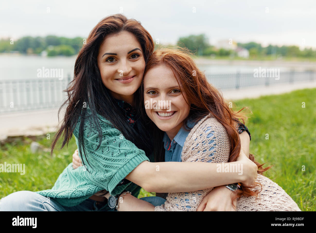 Close up lifestyle Portrait von zwei hübsche Freundinnen lächelnd umarmt und Spaß haben. Schwestern lieben. Stockfoto
