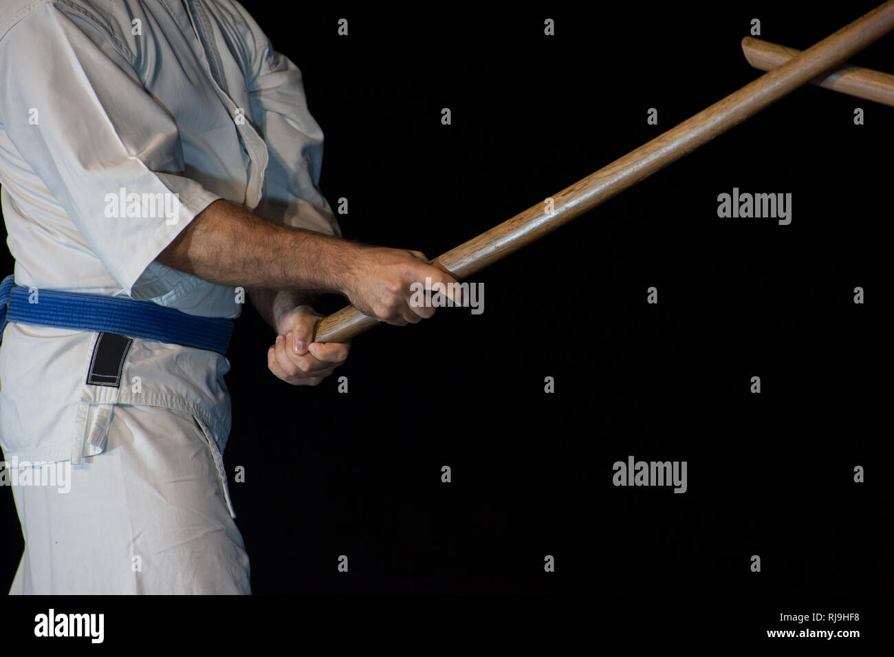 Aikido Kämpfer mit seinem Holz Stick während einem Kampf Stockfoto