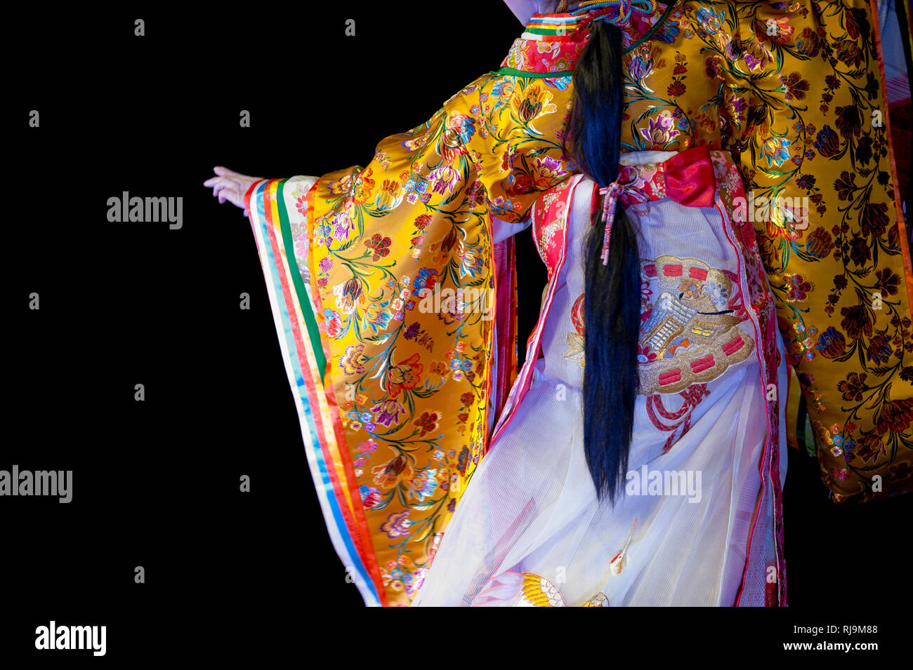 Japanerin mit schönen farbigen Kimono, Ansicht von hinten. Stockfoto