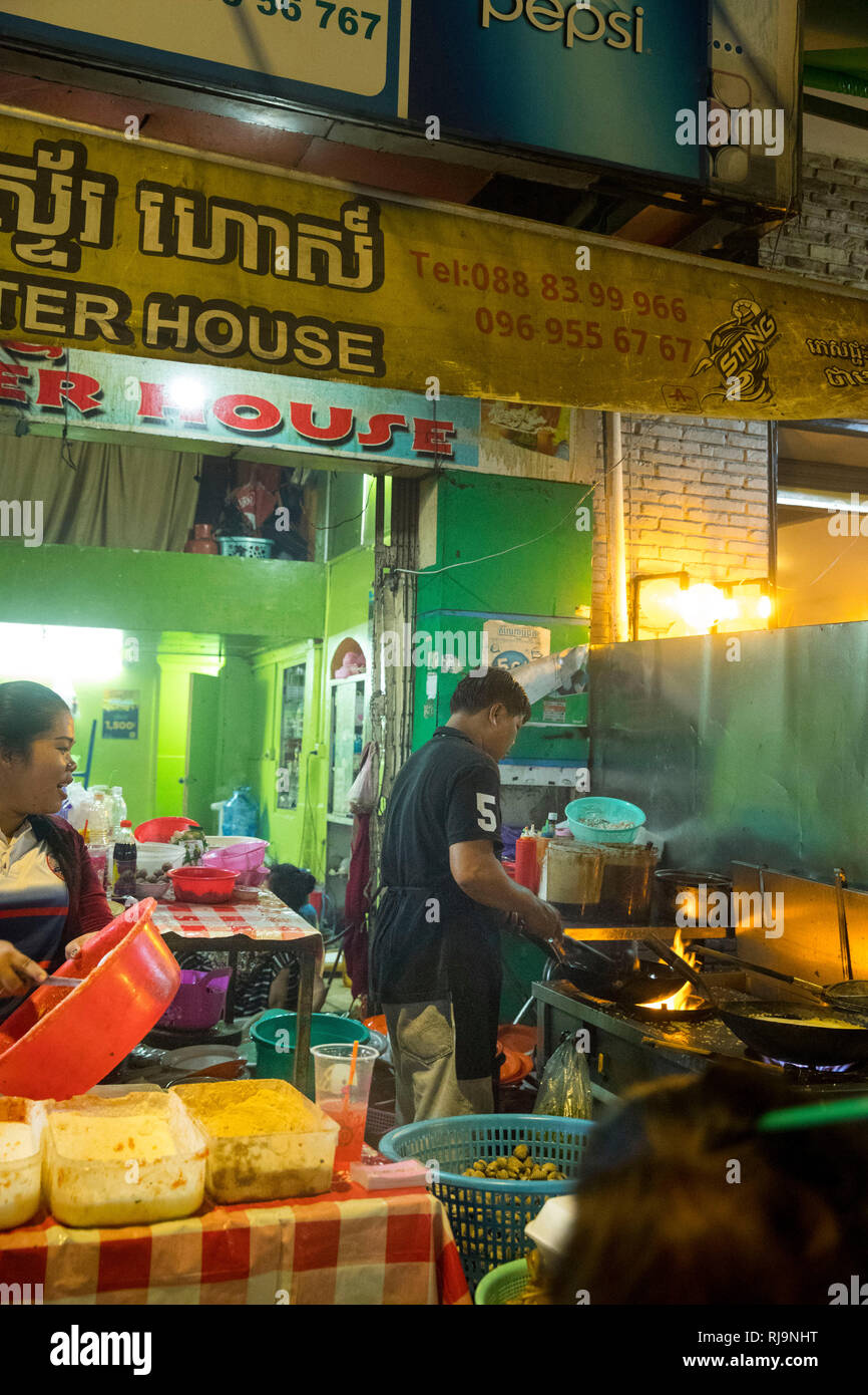 Kambodscha, Phnom Penh, Straßenrestaurant 'Oyster House', es wird auf der Straße gekocht und gegessen, sehr leckere Meeresfrüchte und Fisch Stockfoto