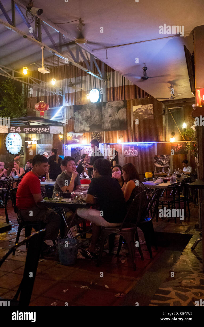 Kambodscha, Phnom Penh, Straßenrestaurant, es wird auf der Straße gekocht und gegessen, sehr leckere Meeresfrüchte und Fisch aber auch Ameisen und Stockfoto