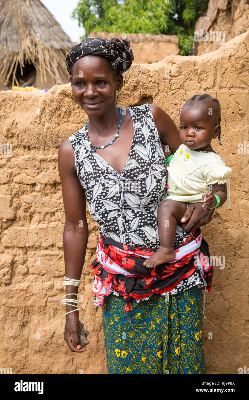 Kisambo Dorf, Yako, Burkina Faso, 28. November 2016; Mamounata Sankara, 30 mit ihr Töchterchen, Apsa, 6 Monate. (Fallstudie) Stockfoto