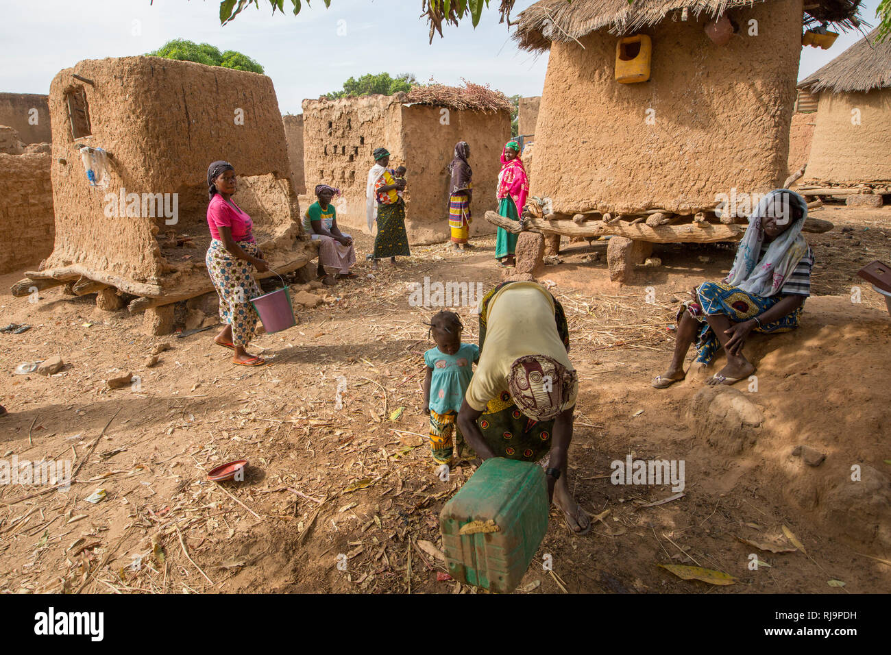 Kisambo Dorf, Yako, Burkina Faso, 28. November 2016; Frauen treffen, das ist das Dorf Markt Garten zu gehen. Stockfoto