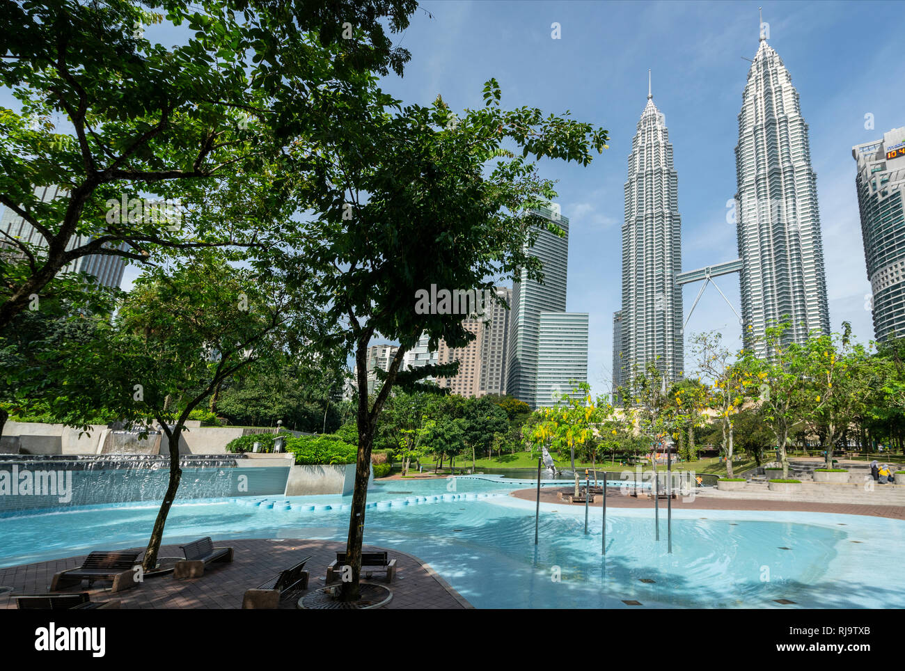 Mit Blick auf den KLCC Park mit den Petronas Towers in Kuala Lumpur, Malaysia Stockfoto