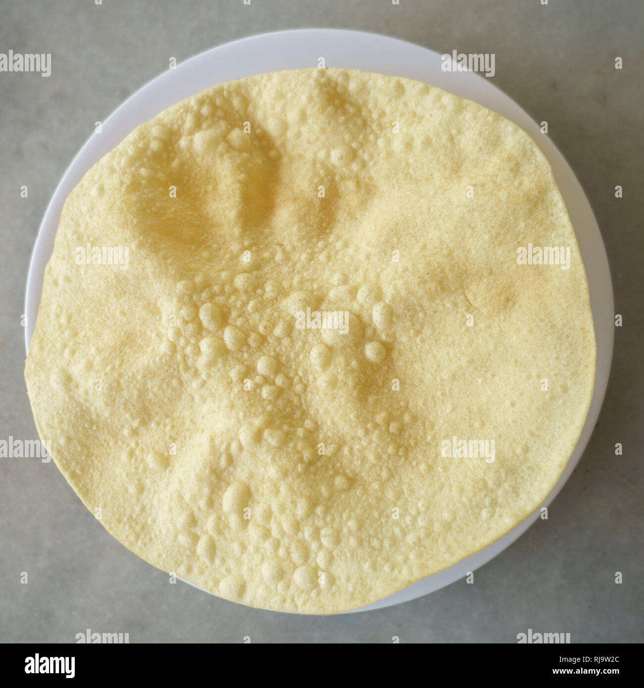 Berühmte indische Snack namens poppadoms auf Table Setup. Stockfoto