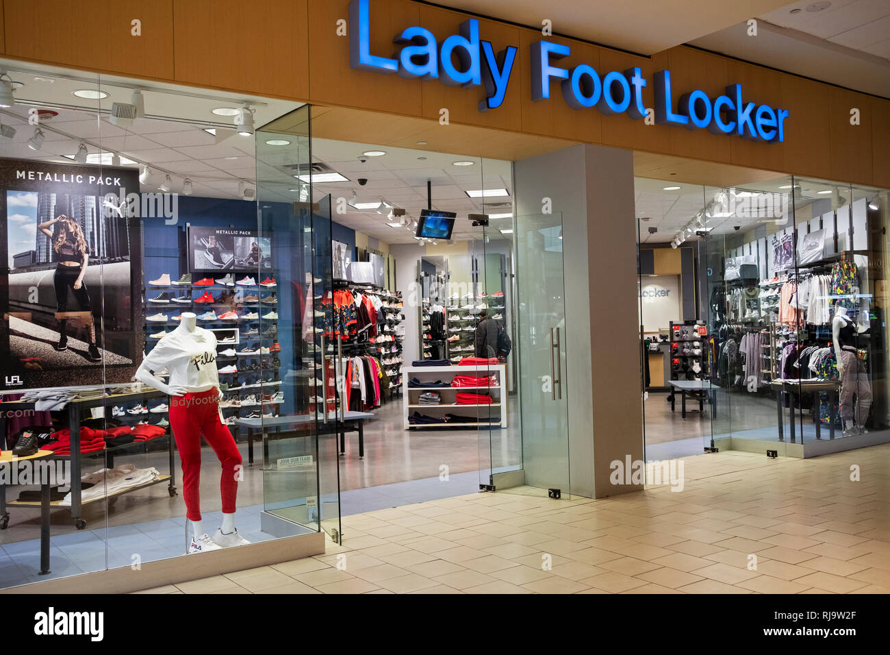 Das Äußere der Frau Foot Locker Stores im Queens Center Mall in Elmhurst, Queens, New York City Stockfoto
