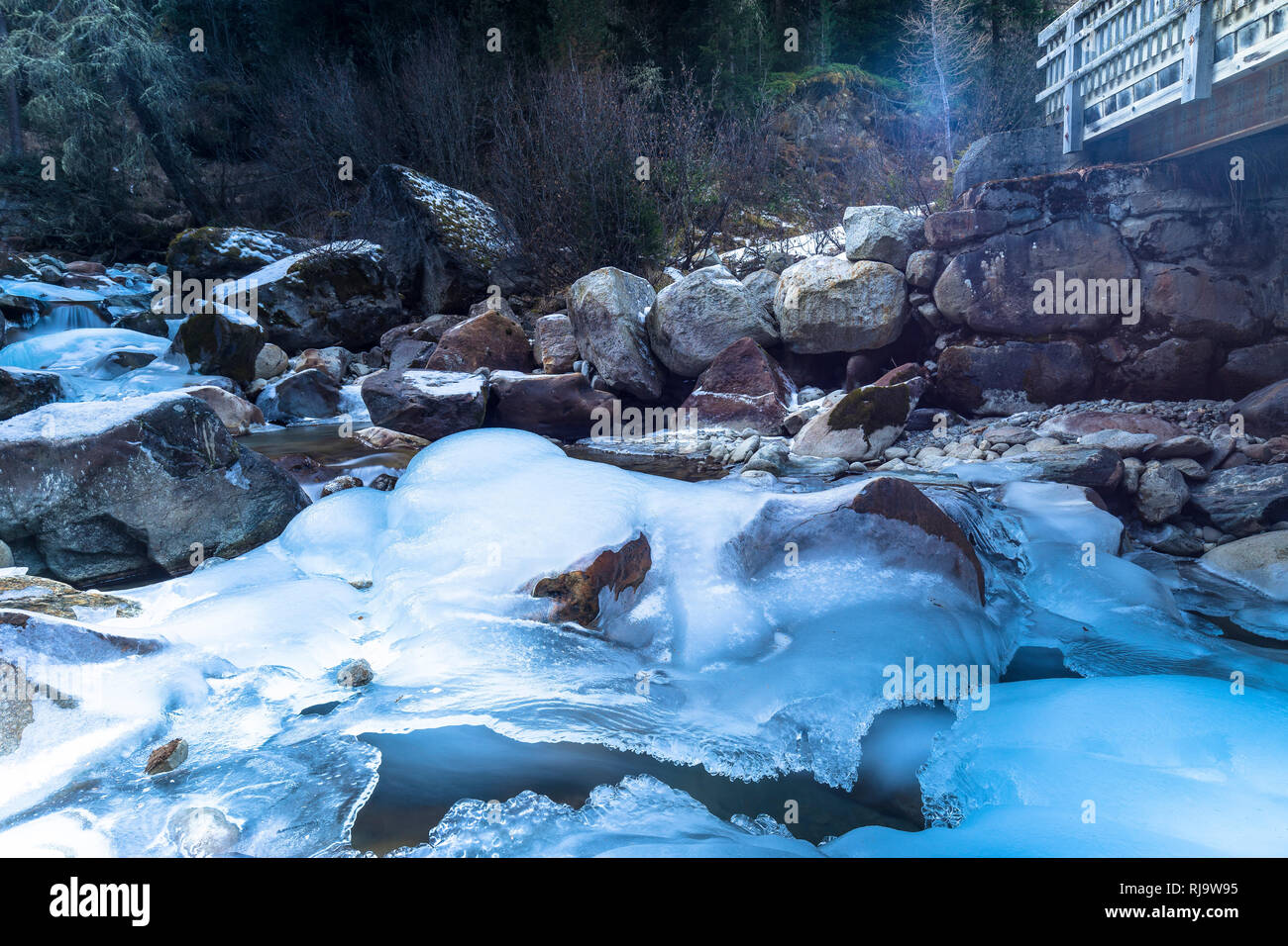 Österreich, Tirol, Stubaier Alpen, Gries im Sulztal, Oberflächlich gefrorener Bach im Sulztal auf dem Weg zur Amberger Hütte Stockfoto