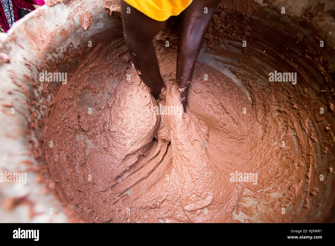 Baribsi Dorf, Yako, Burkina Faso, 30. November 2016; mischen Masse Shea-nüsse Für shea butter Baribsi's Dorf Frauen Warengruppe. Stockfoto