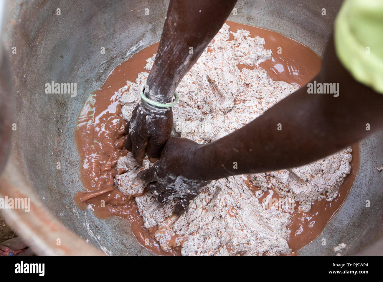 Baribsi Dorf, Yako, Burkina Faso, 30. November 2016; mischen Masse Shea-nüsse Für shea butter Baribsi's Dorf Frauen Warengruppe. Wie der Prozess fortschreitet das Produkt weiß leuchtet. Stockfoto