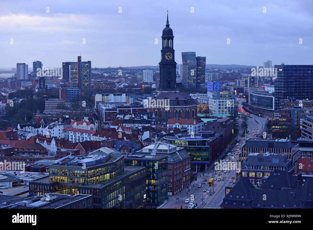 Europa, Deutschland, Hamburg, Stadt, Blick vom Turm der St. Nikolai in Ludwig-Erhard-Str und Michel in der Abenddämmerung Stockfoto