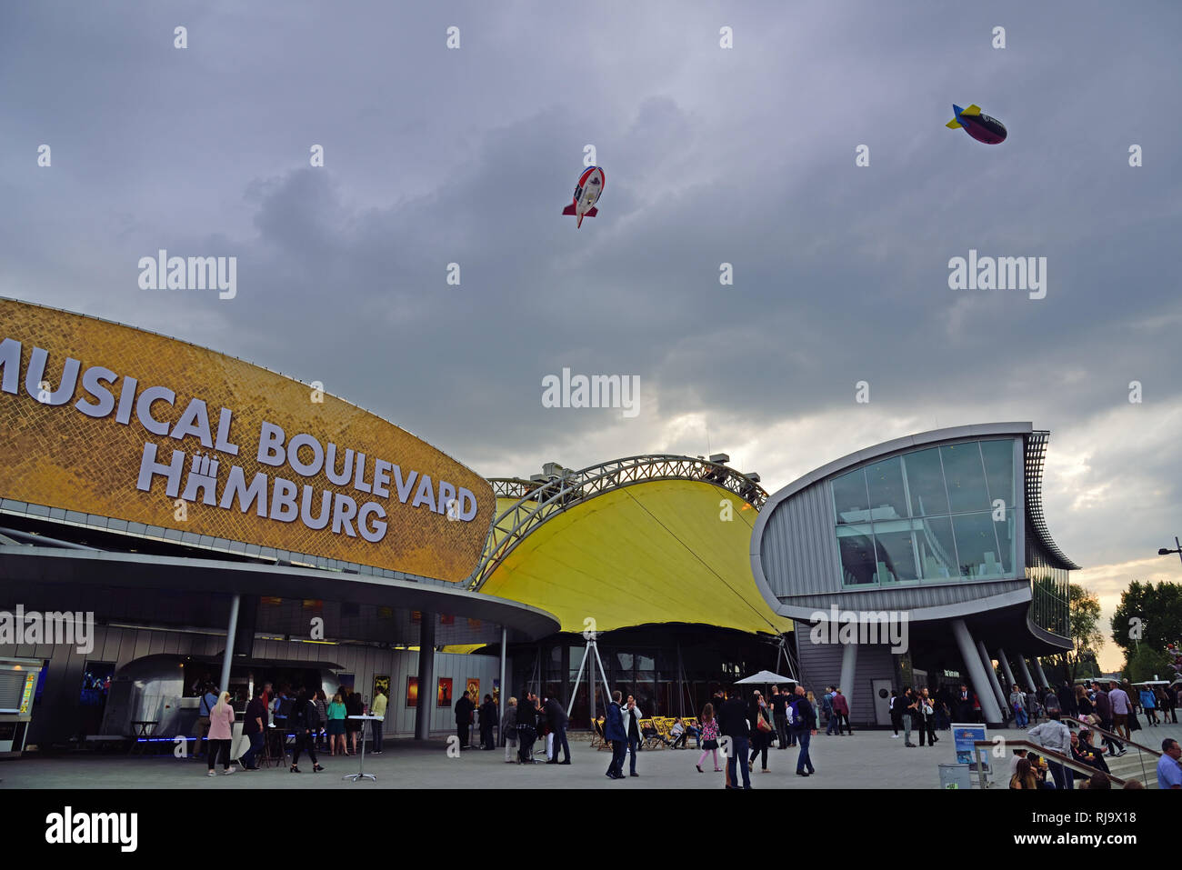 Europa, Deutschland, Hamburg, musikalische Boulevard Hamburg, Touristen, Theater, Luftschiffe am Himmel Stockfoto