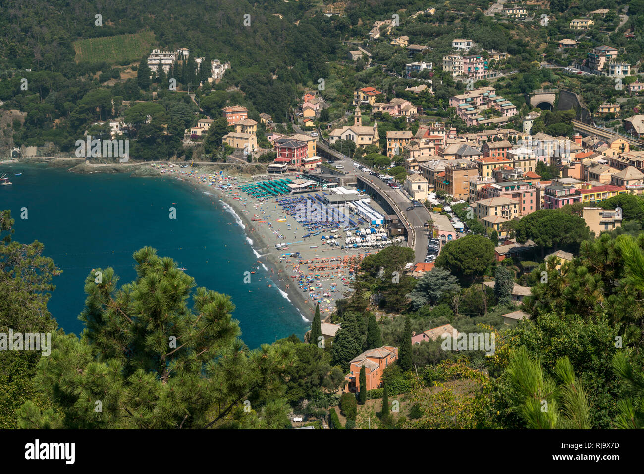 Blick von oben auf die Ausrichtung und den Ort Levanto, Riviera di Levante, Ferienwohnungen Ligurien, Ferienhäuser Ligurien, Ferienwohnung Ligurien, Italien | Blick von oben auf den Strand und Dorf Levanto, Riviera di Leva Stockfoto