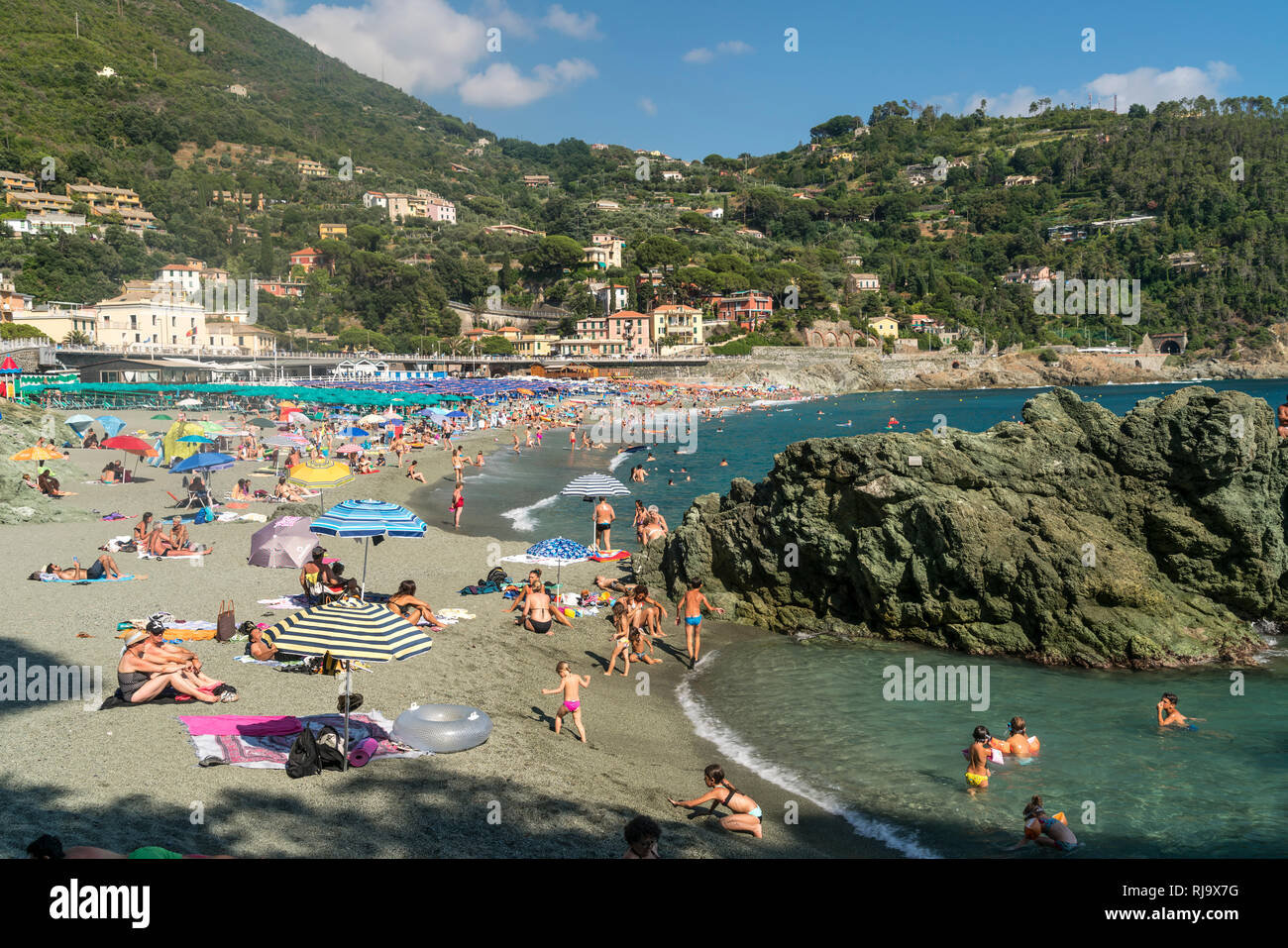 Touristen am Strand von Levanto, Riviera di Levante, Ferienwohnungen Ligurien, Ferienhäuser Ligurien, Ferienwohnung Ligurien, Italien | Touristen am Strand von Levanto, Riviera di Levante, Ligurien, Italien, Europ. Stockfoto