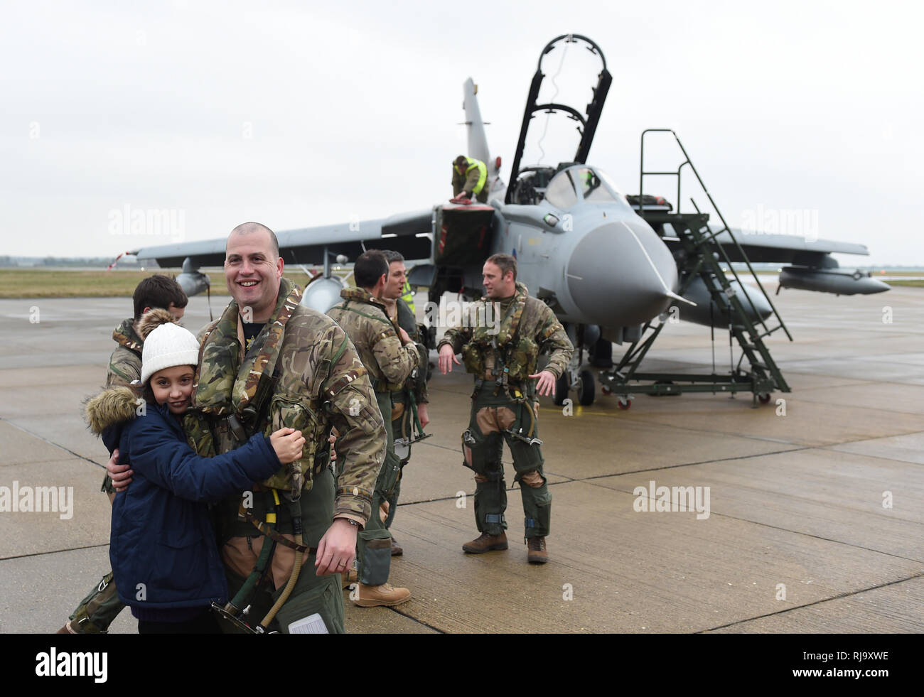 Kommandierender Offizier 31 Squadron Wing Commander Matt Bressani mit seiner Tochter Anona nach dem Fliegen in den letzten RAF Tornado GR4 zu ihrer Heimatbasis an RAF Marham in Norfolk zurückzukehren, die Operationen, die abgeschlossen sind und im Nahen Osten für die letzte Zeit vor der Pensionierung des Flugzeugs. Stockfoto