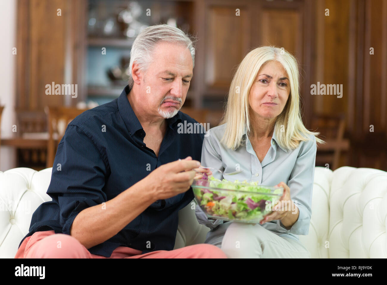 Paar Salat angewidert Stockfoto