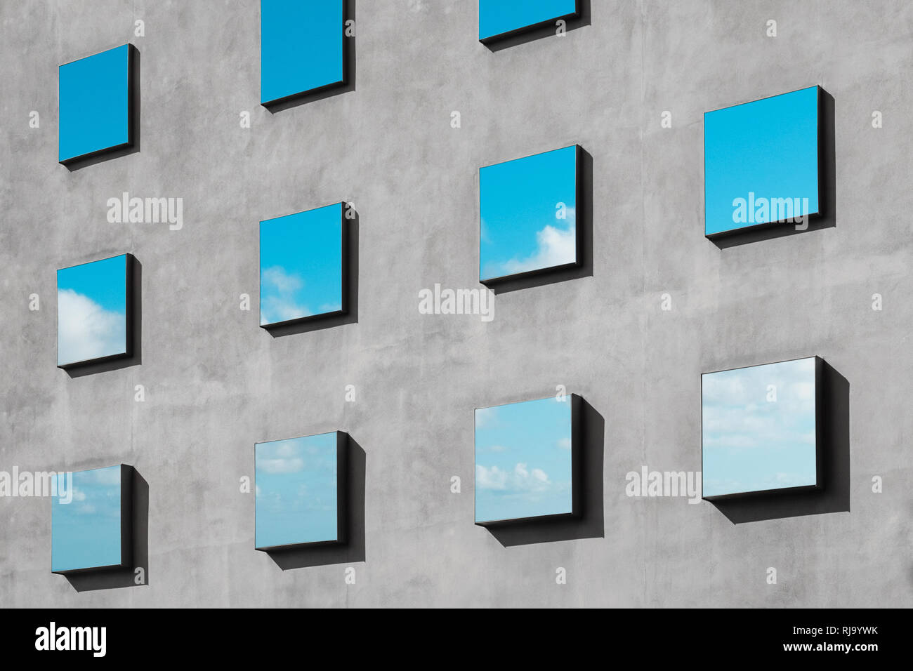 Blauer Himmel und Wolken Reflexion über Windows-abstrakte Fassade Stockfoto