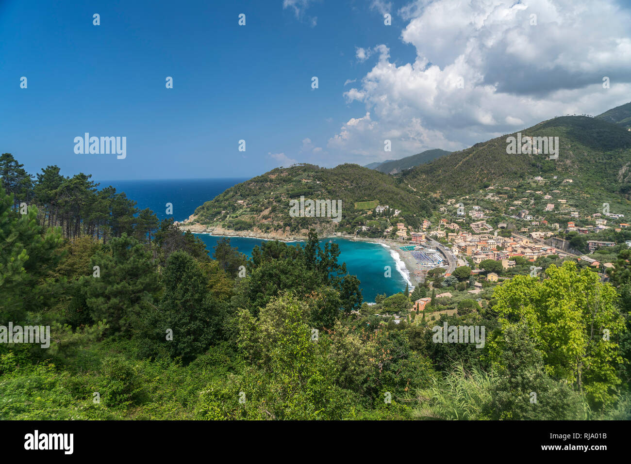 Blick von oben auf die Ausrichtung und den Ort Levanto, Riviera di Levante, Ferienwohnungen Ligurien, Ferienhäuser Ligurien, Ferienwohnung Ligurien, Italien | Blick von oben auf den Strand und Dorf Levanto, Riviera di Leva Stockfoto