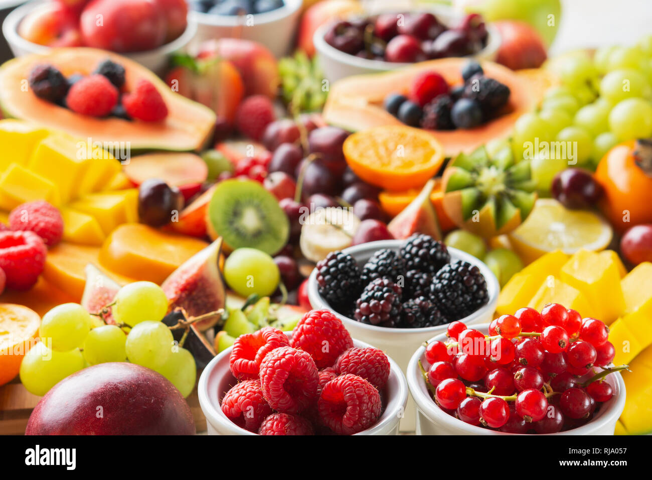 Gesund schneiden Obstteller Hintergrund Pflaumen Erdbeeren Himbeeren ...