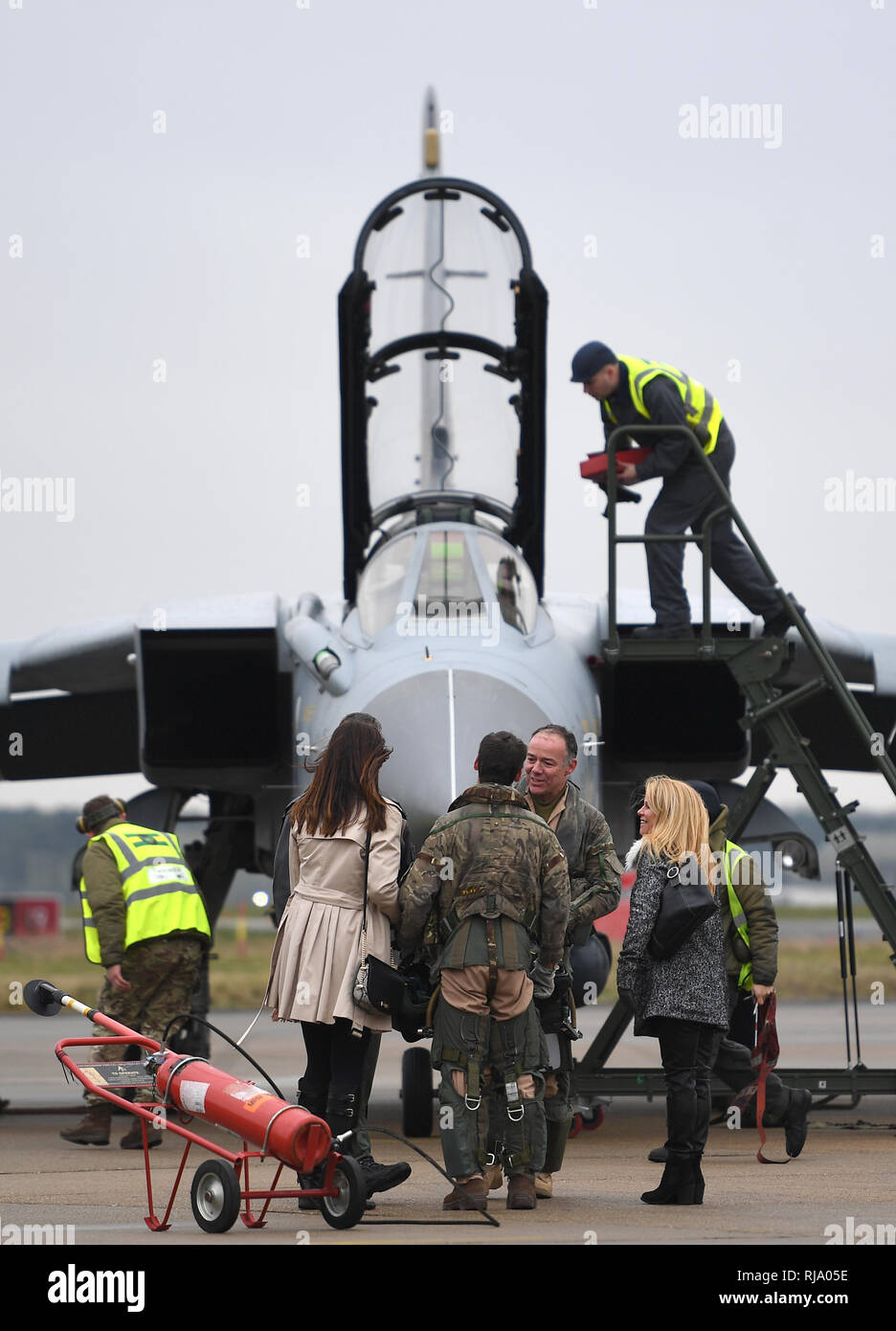 Flight Lieutenant Chris Gebietsübergreifende, der seinen 6000Th Flugstunde getaktet, Gespräche zu Flight Lieutenant Nathan Shawker, die letzten Piloten ausgebildet zu werden zu fliegen, Tornado, nach Wiederherstellung des abschließenden drei RAF Tornado GR4 zurück zu ihrer Heimatbasis an RAF Marham in Norfolk, die Operationen, die abgeschlossen sind und im Nahen Osten für die letzte Zeit vor der Pensionierung des Flugzeugs. Stockfoto