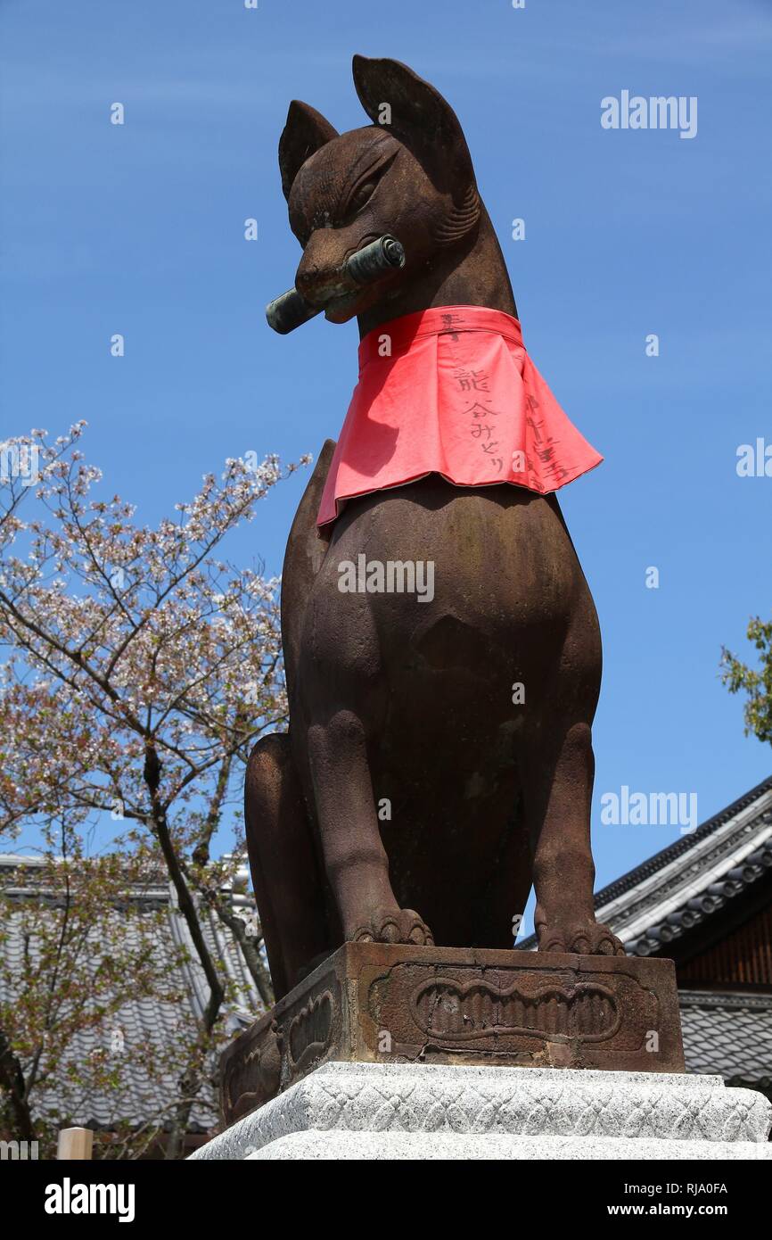 Fushimi Inari Taisha Shrine in der Präfektur Kyoto in Japan. Berühmte Shinto Schrein. Statue von Fox Messenger (kitsune). Stockfoto