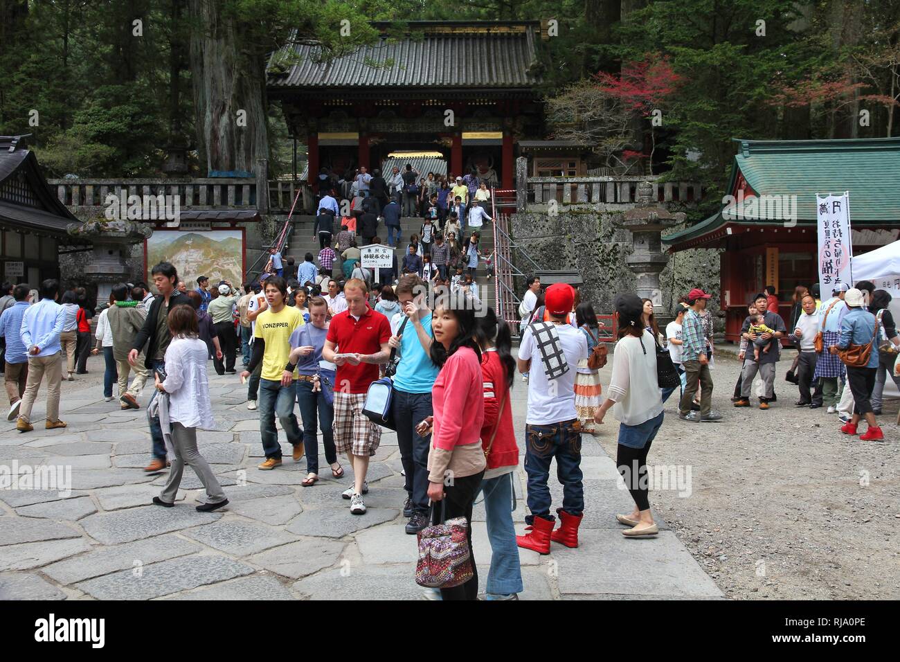 NIKKO, JAPAN - 5. Mai: die Menschen besuchen Tosho-gu Schrein am 5. Mai 2012 in Nikko, Japan. Toshogu ist Teil der UNESCO-Weltkulturerbe Gruppe sehr impo Stockfoto