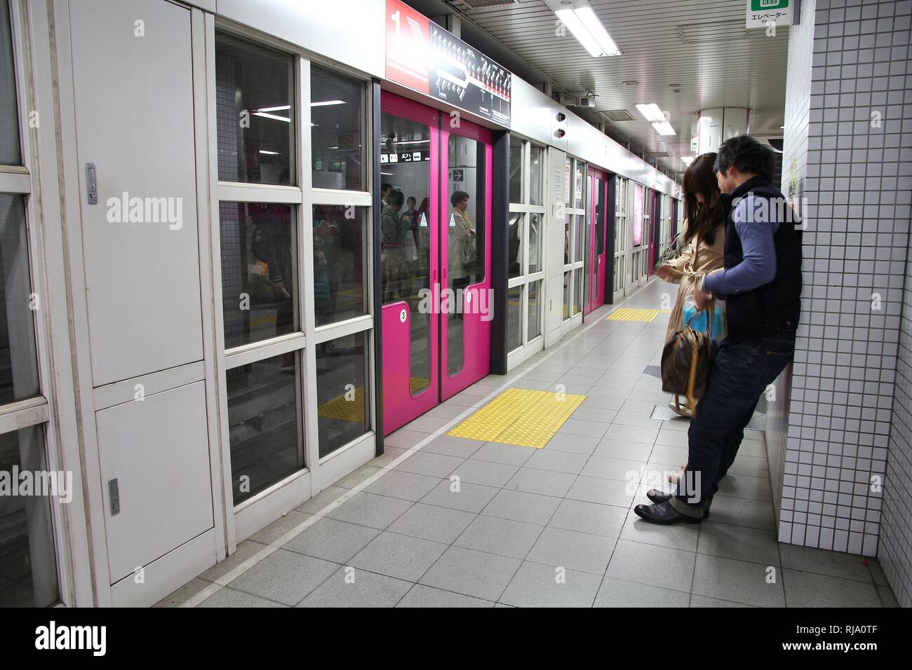 KYOTO, Japan - 14. April: Die Menschen warten für Kyoto städtische U-Bahn am 14. April 2012 in Kyoto, Japan. Kyoto der U-Bahn besteht seit 1981, hat 29 statio Stockfoto