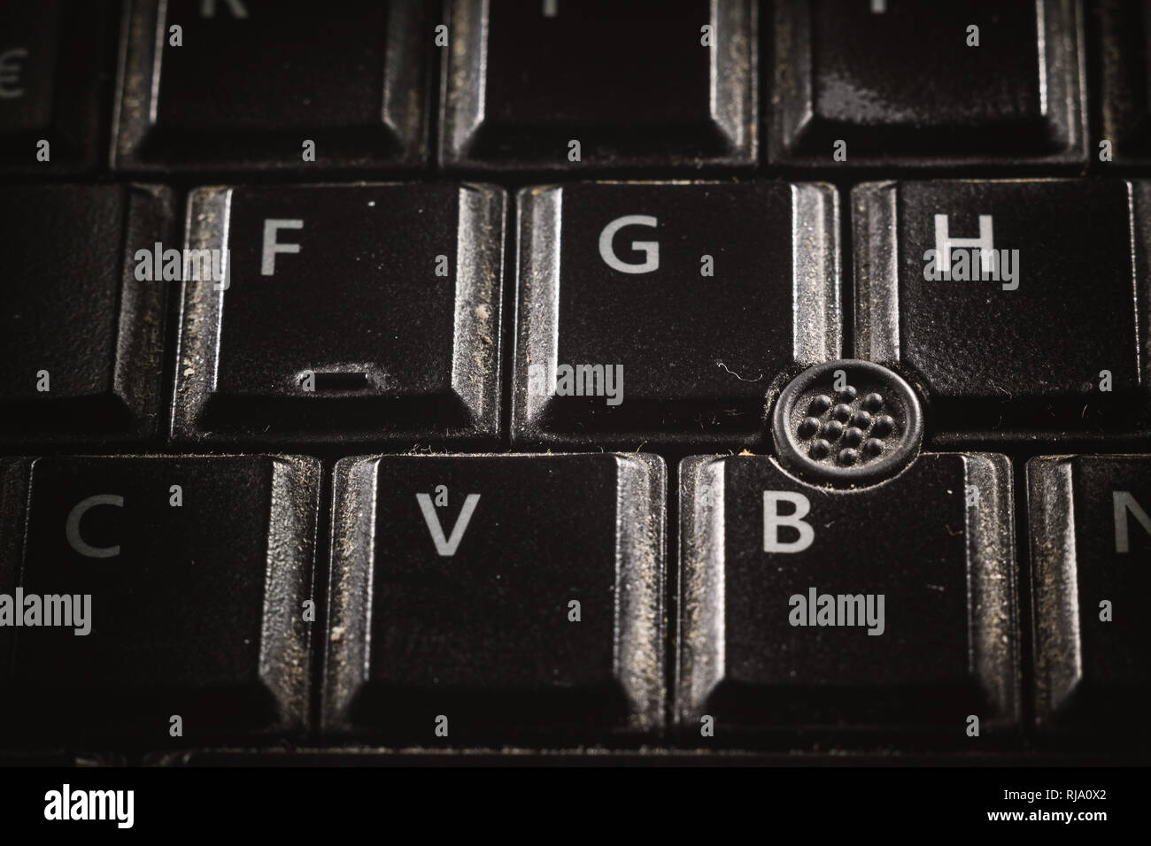 Nahaufnahme der alten und schmutzigen schwarzen Tasten auf der Tastatur. Stockfoto