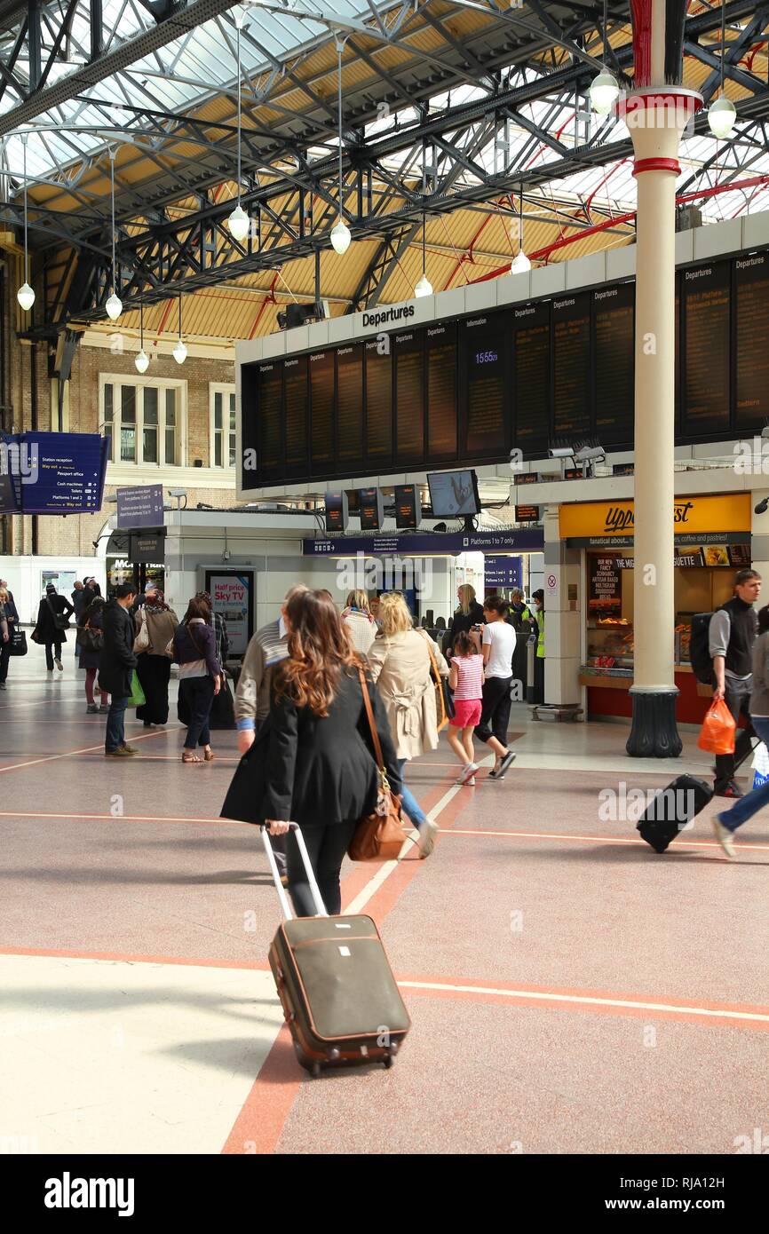 LONDON, UK, 14. MAI 2012: Reisende Eile an der Victoria Station in London. Nach 2010-11 stats, Victoria Station dient mehr als 73 Milli Stockfoto