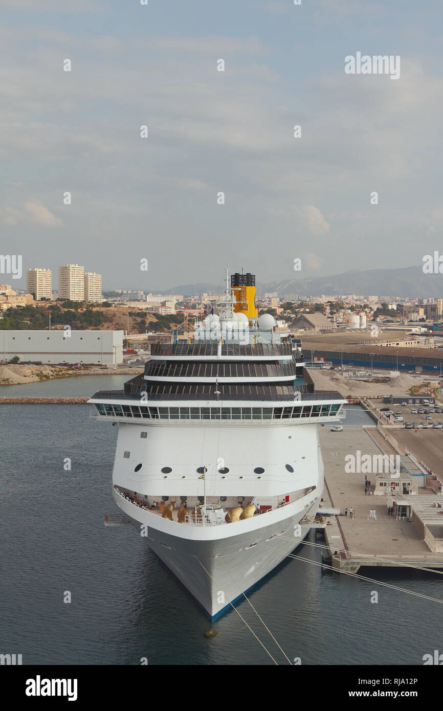 Kreuzfahrtschiff auf dem Parkplatz im Hafen. Marseille, Frankreich Stockfoto