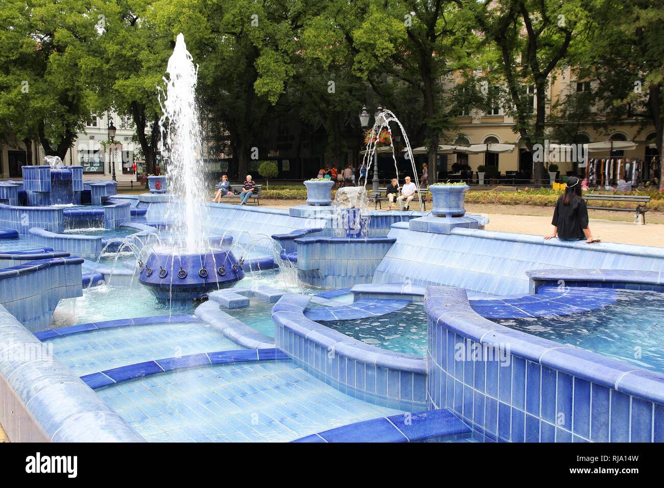 SUBOTICA, Serbien - 12. August: die Menschen besuchen Jugendstil Blau Brunnen am 12. August 2012 in Subotica, Serbien. Subotica hat die meisten Jugendstil monumen Stockfoto