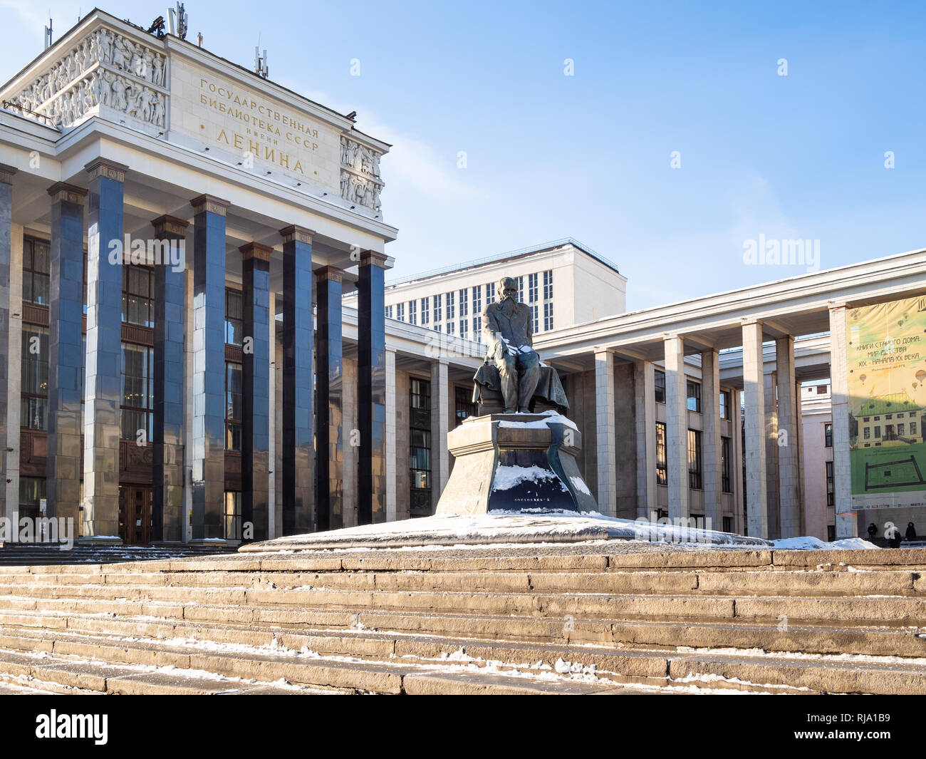 Moskau, Russland - Januar 25, 2019: Monument zu Fjodor Dostojewski in der Nähe der Hauptgebäude der Russische Staatliche Bibliothek (ehem. Lenin Staatsbibliothek der UDSSR, Stockfoto