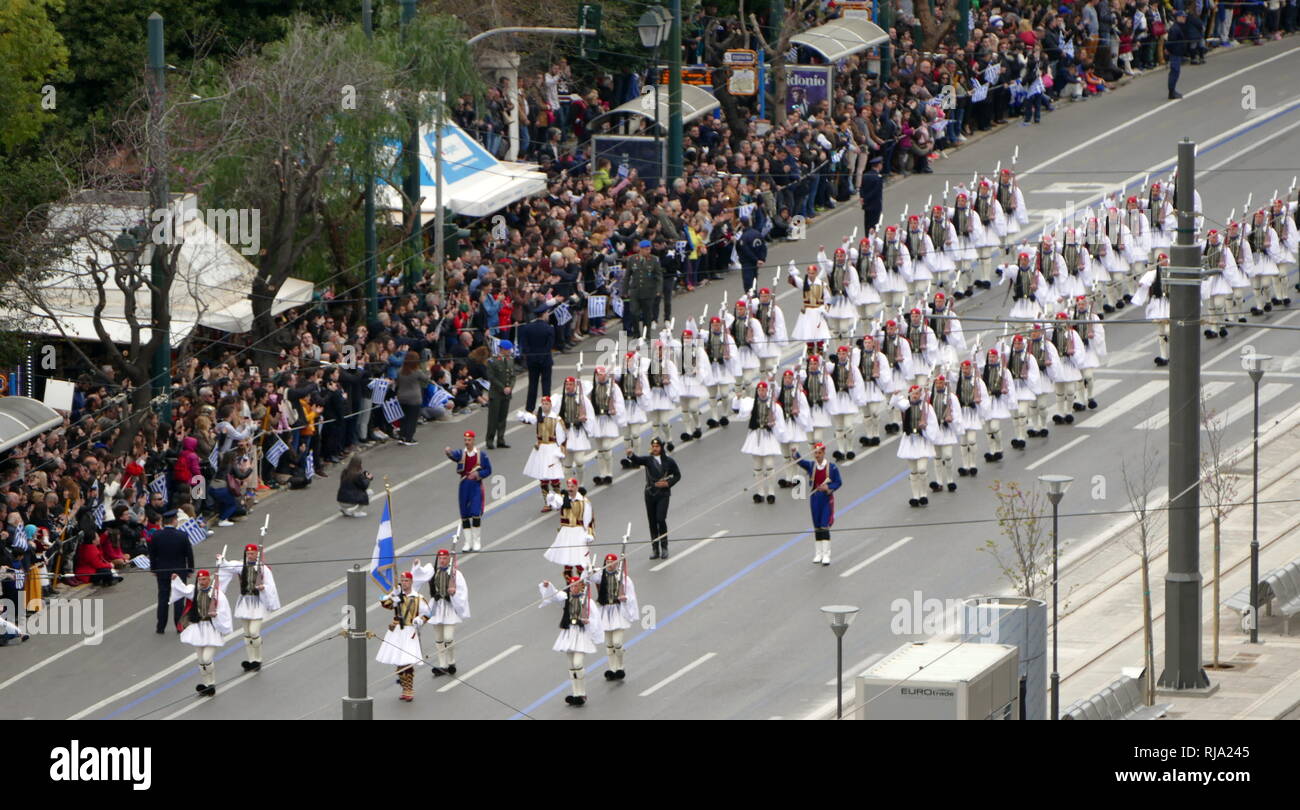 Griechische Militär, Parade in Athen für die 2018 Tag der Unabhängigkeit feiern. Griechenland ist Mitglied der NATO (North Atlantic Treaty Organization). Stockfoto