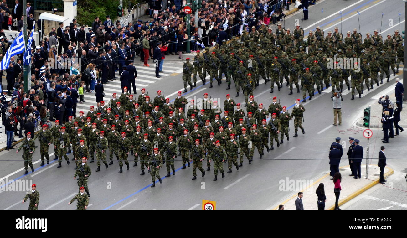 Griechische Militär, Parade in Athen für die 2018 Tag der Unabhängigkeit feiern. Griechenland ist Mitglied der NATO (North Atlantic Treaty Organization). Stockfoto