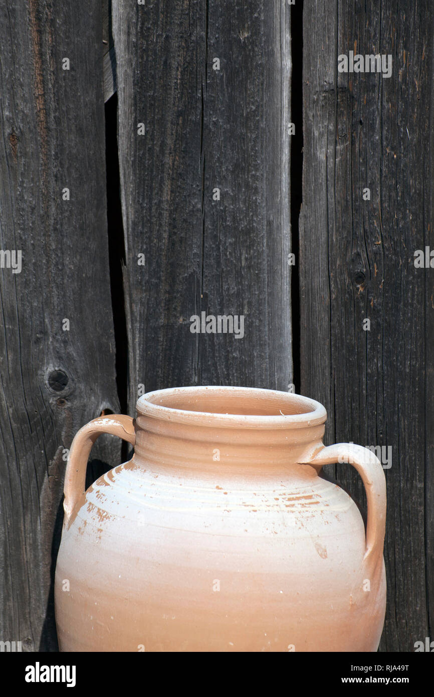 Amphora steht vor der hölzernen Wand Stockfoto