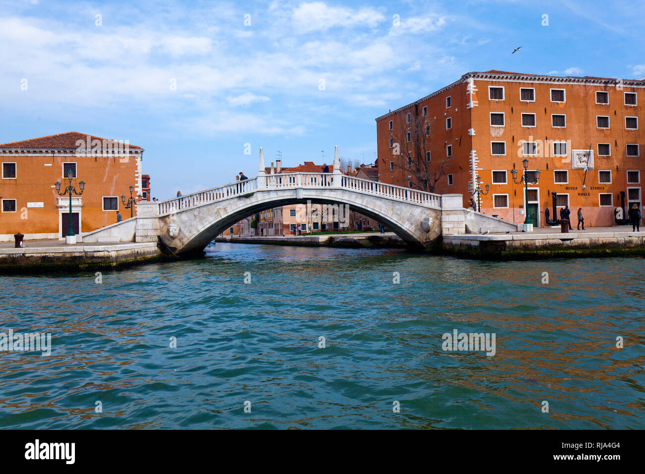 Blick aus dem Kanal auf Waterfront mit Brücke in Venedig Stockfoto