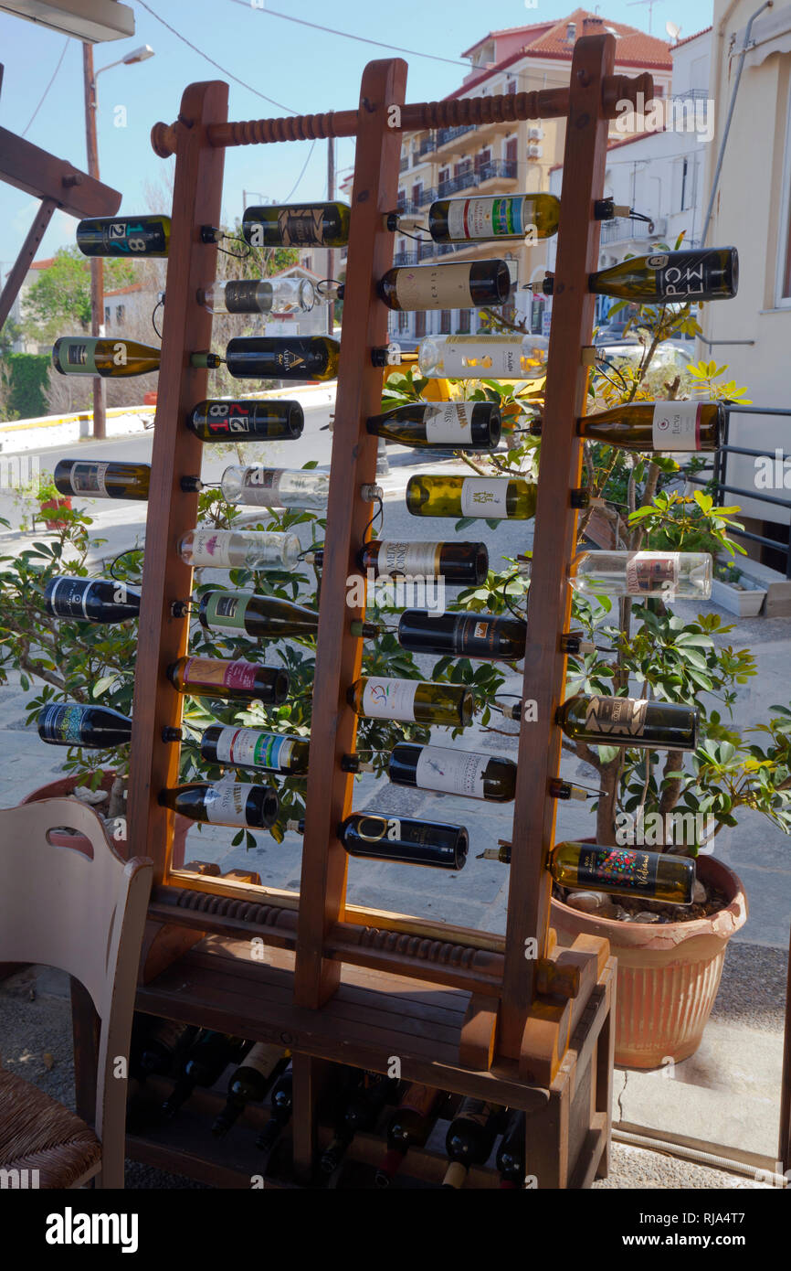 Bottle Rack mit Weinflaschen in der Taverne in Griechenland Stockfoto