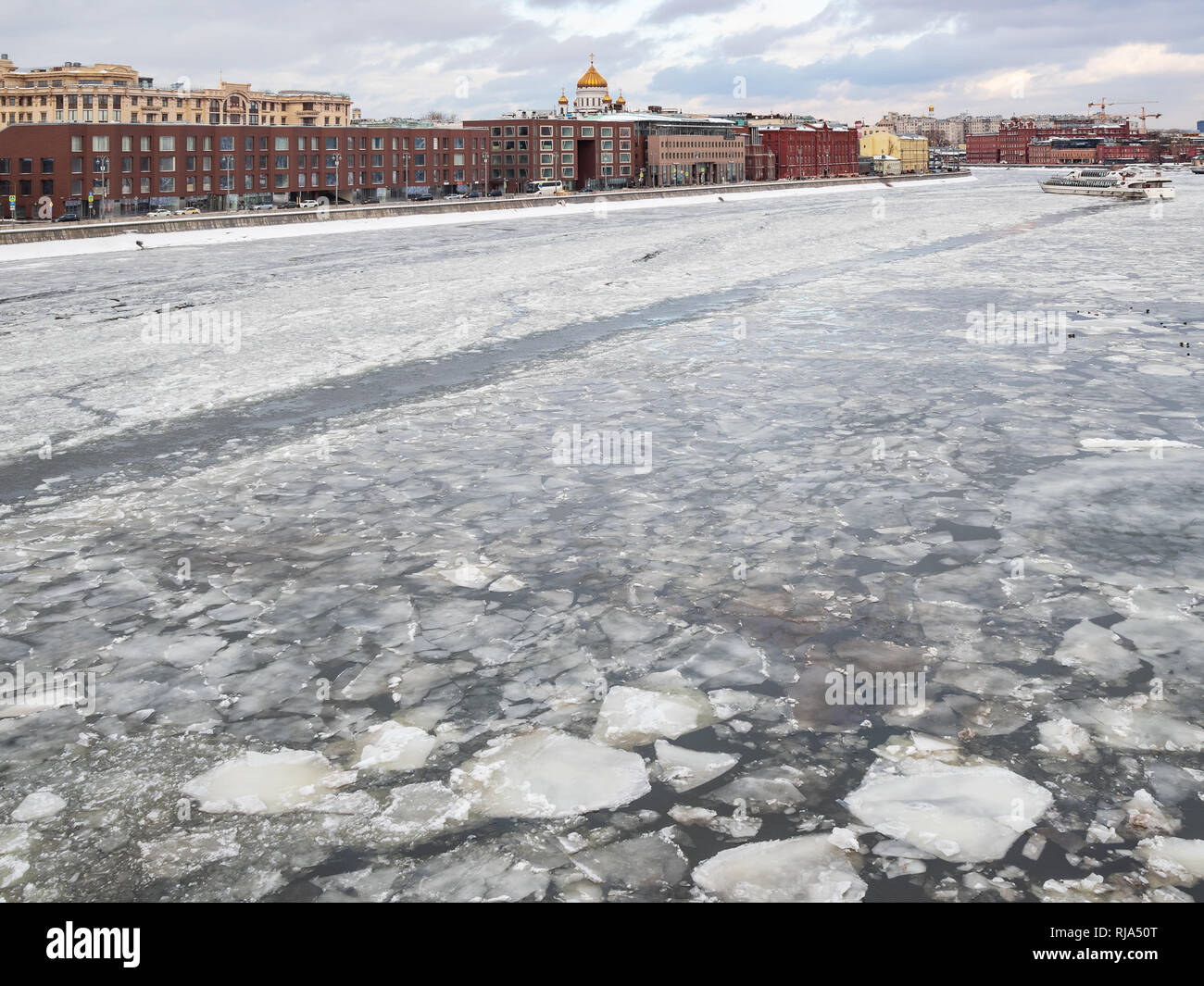 Gefrorener Fluss Moskwa in der Nähe von Prechistenskaya Embankment und Blick auf die Christ-Erlöser-Kathedrale in Moskau Stadt Stockfoto