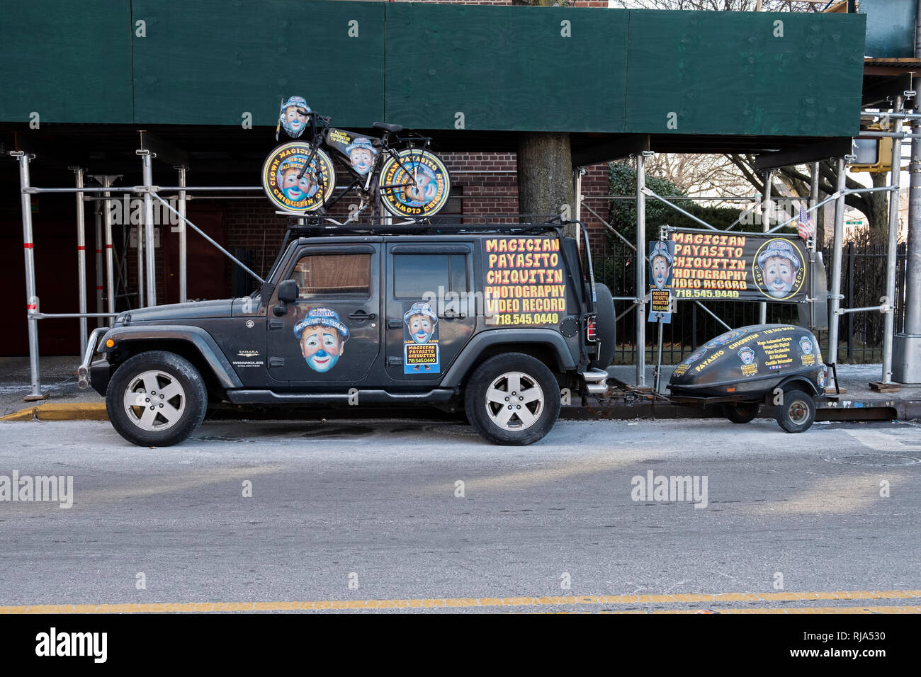 Ungewöhnliche Werbung für Payasito Chiquitin, einer Lateinamerikanischen Clown, Zauberer und Entertainer. Auf der Kreuzung Boulevard in der Corona, Queens, New York. Stockfoto