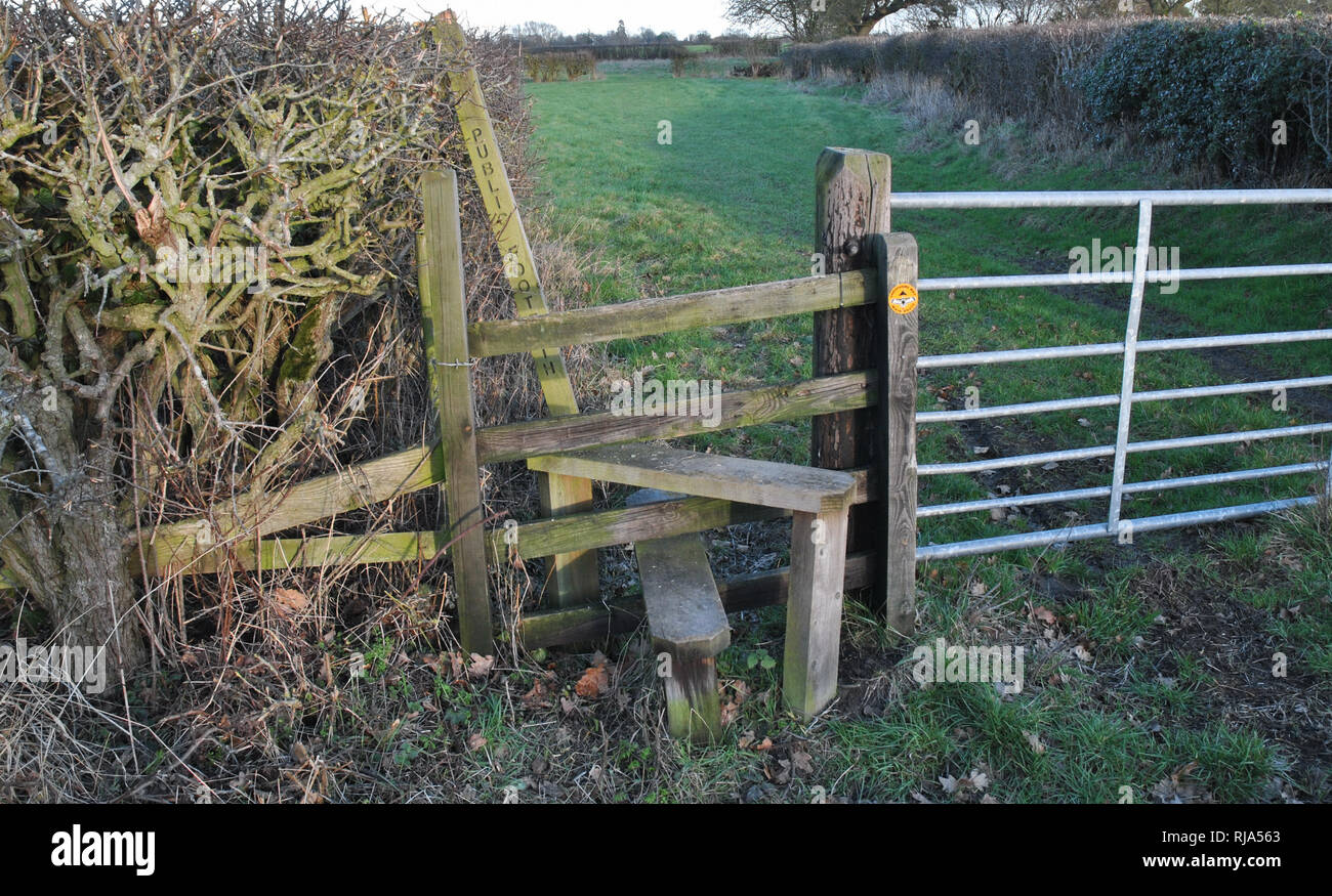 Stil Kreuzung entlang der Shropshire Weg zeigen kleine begrünt Felder im Hintergrund Stockfoto