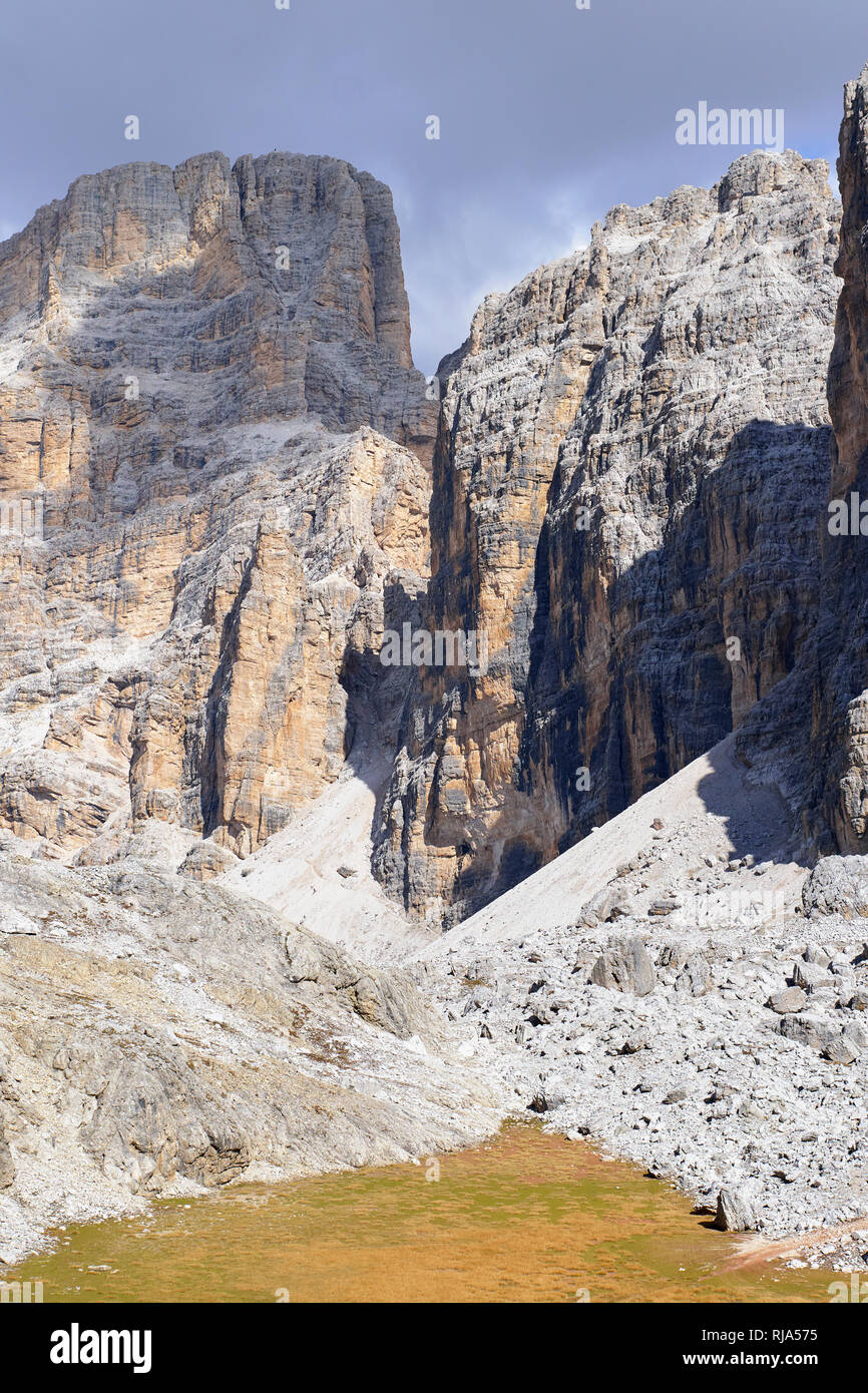 Felsen und Klippen der Lagazuoi Gran mit flachen Wiese, Dolomiten, Belluno, Venetien, Italien Stockfoto