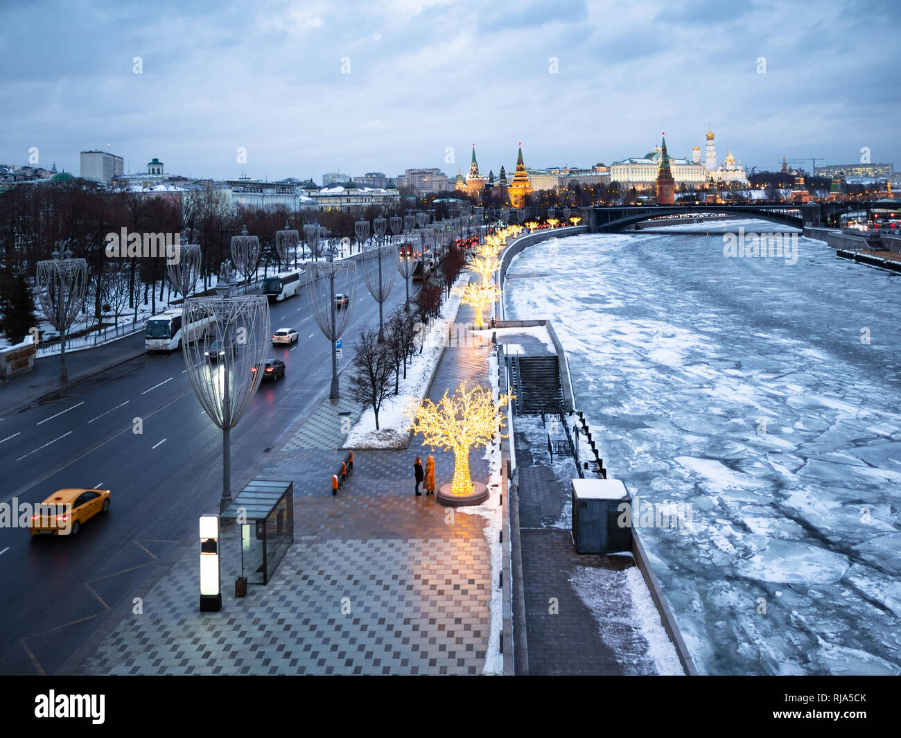 Blick auf Prechistenskaya Damm, Bolshoy Kamenny Brücke und Kreml in Moskau Stadt im Winter Abend Stockfoto