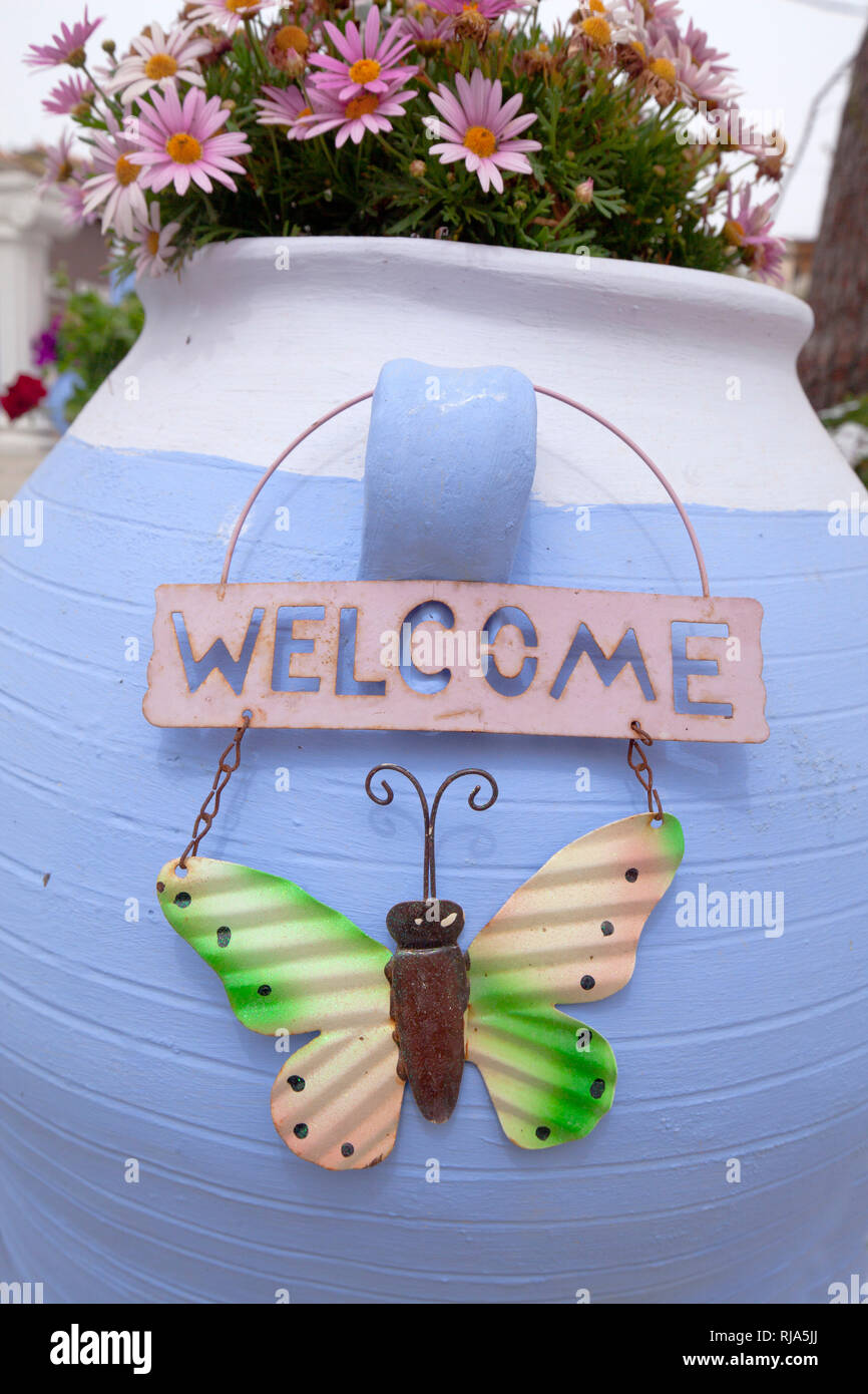 Blau Blumentopf mit Schild Willkommen in Griechenland Stockfoto