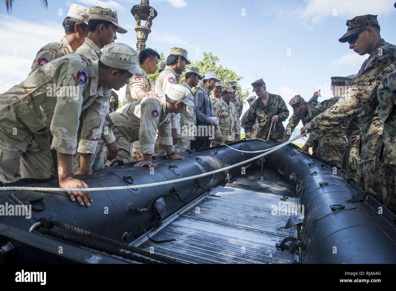 Marines 3 Bataillon zugeordnet, 2. Marine Regiment (3/2) zeigen Königlichen Kambodschanischen Marine Seeleute wie ein Schlauchboot in Sihanoukville, Kambodscha, Nov. 1, 2016 zu montieren, bei der während der Zusammenarbeit flott Bereitschaft und Weiterbildung (Karat), Kambodscha 2016. CARAT 2016 ist eine 9-Land, Reihe von jährlichen, bilaterale Seeverkehrsabkommen zwischen der US Navy, US Marine Corps und der bewaffneten Kräfte der neun Partner Nationen Bangladesch, Brunei, Kambodscha, Indonesien, Malaysia, den Philippinen, Singapur, Thailand, und Timor-Leste. Stockfoto