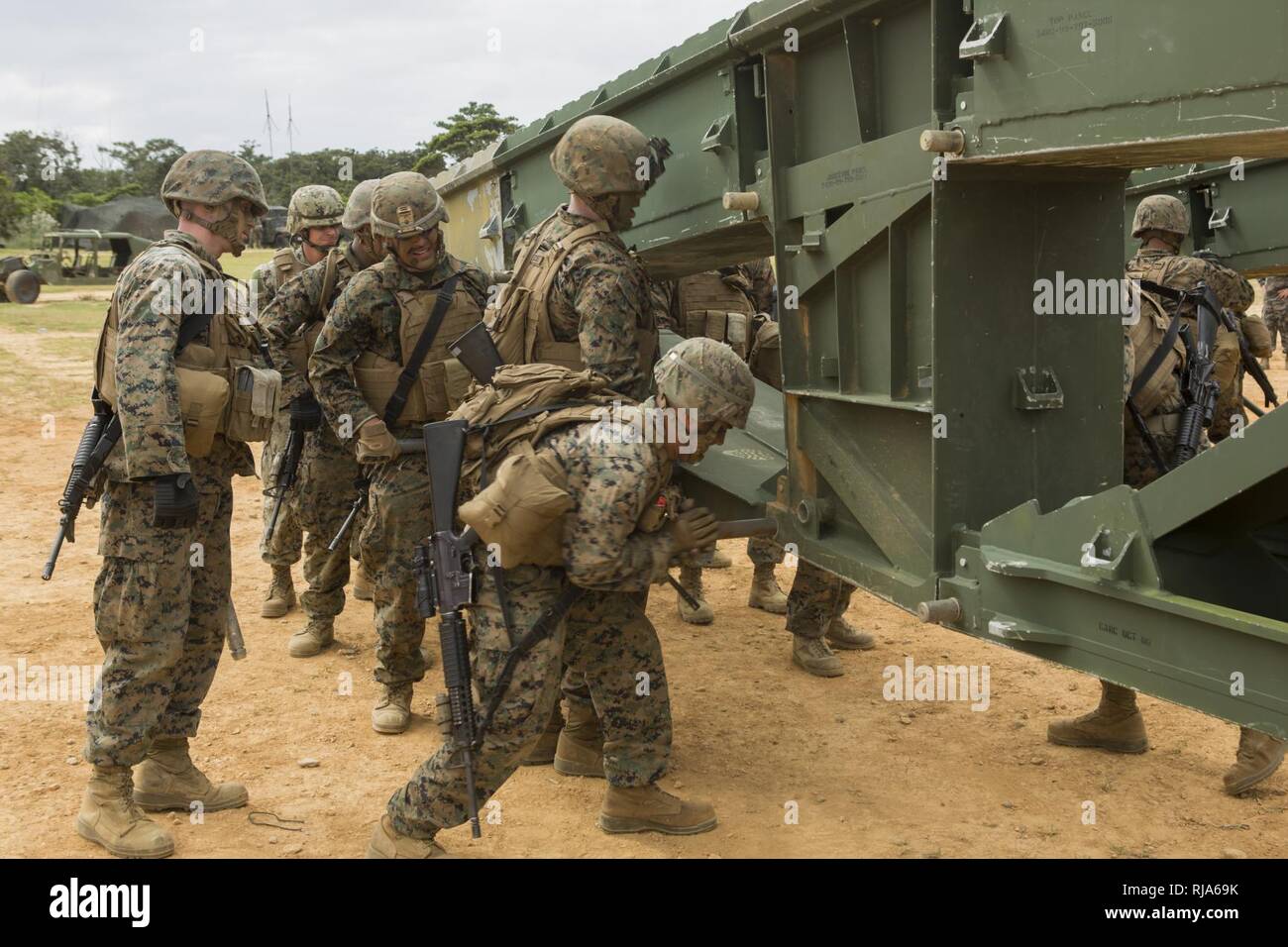 Marines mit Bravo Company, 9. Engineering Support Battalion, III Marine Expeditionary Force, bauen Sie einen fünf-Bucht, doppelstöckigen, Mittel - Girder bridge während Blau Chromit 2017, Okinawa, Japan, November 2, 2016. Blau Chromit ist eine in den USA - nur Übung, die die Navy-Marine Corps expeditionary, Amphibischen schnelle Reaktionsfähigkeit in Okinawa und die größere Indo-Asia-Pazifik-Region stärkt. Stockfoto