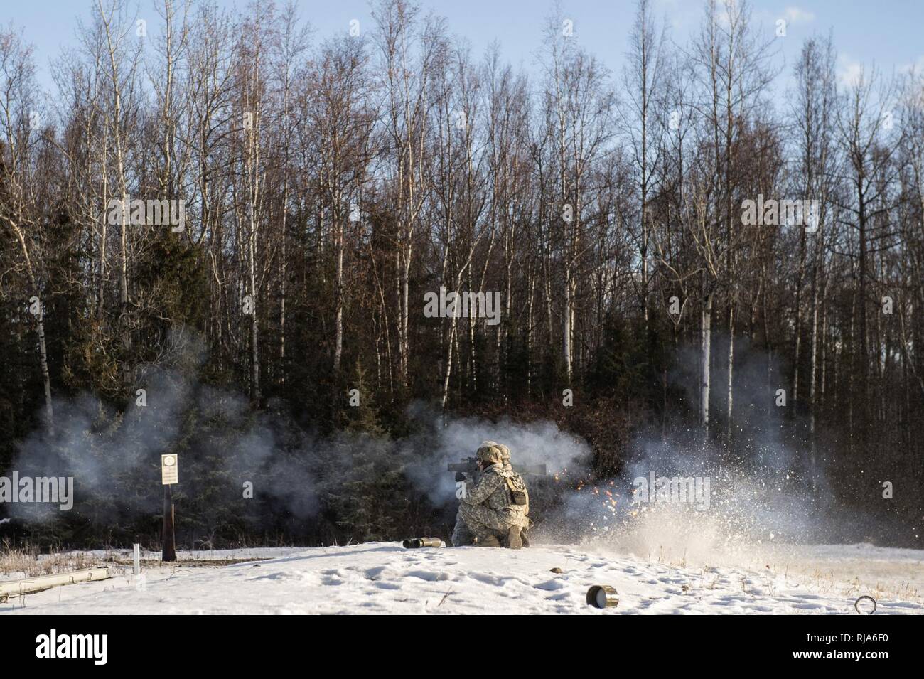 Fallschirmjäger zu Baker Company, 3rd Battalion, 509Th Parachute Infantry Regiment, 4 Infantry Brigade Combat Team (Airborne) 25 Infanterie Division, U.S. Army Alaska, Feuer die Carl Gustaf rückstoßfreie Gewehr bei Joint Base Elmendorf-Richardson, Alaska, Nov. 1, 2016 zugeordnet. Die Carl Gustaf ist eine tragbare, Verletzung - Laden, 84 mm rückstoßfreie Gewehr zerstören gepanzerten Ziele von bis zu 700 Meter entfernt. Die fallschirmjäger durchgeführt Live Fire Training und ihre Deutschkenntnisse zu verbessern. Stockfoto