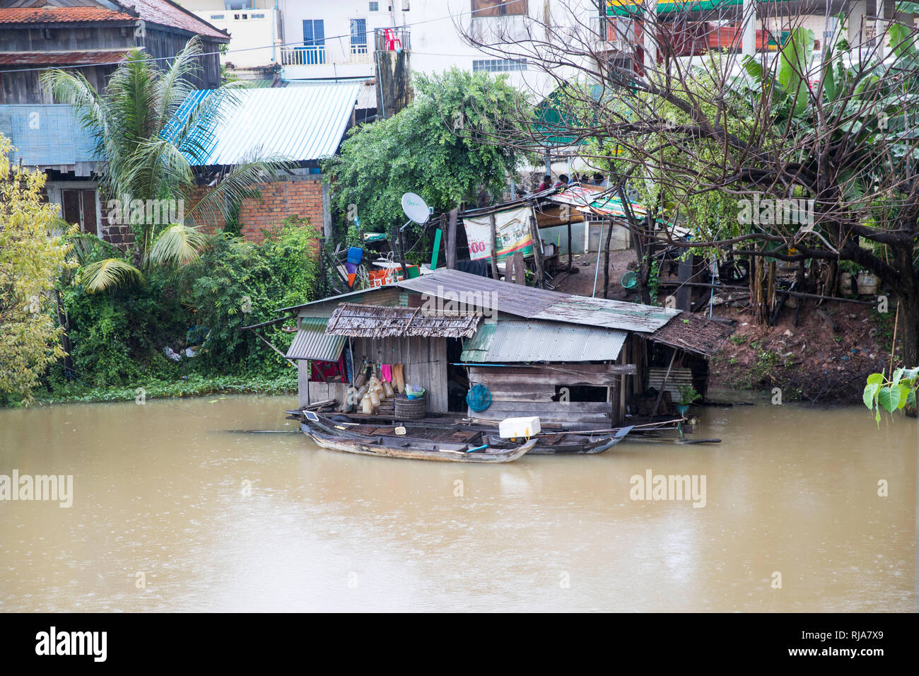 Auf dem Weg nach Kampong Cham, Fischerhaus am Ufer des Flusses Sen Stockfoto