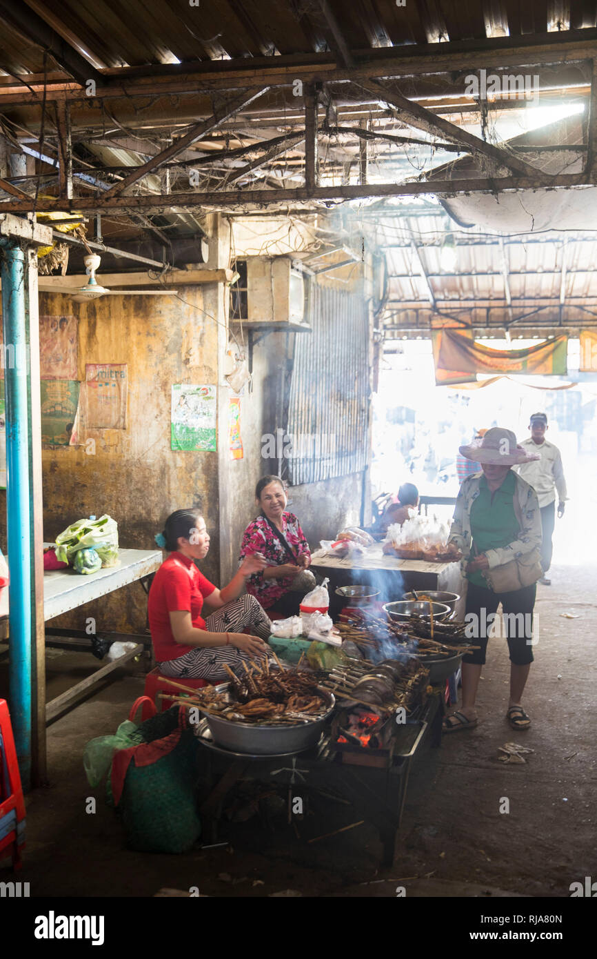 Kampong Cham, Markthalle, dem Frauenbach verkaufen gegrillete Lebensmittel Stockfoto