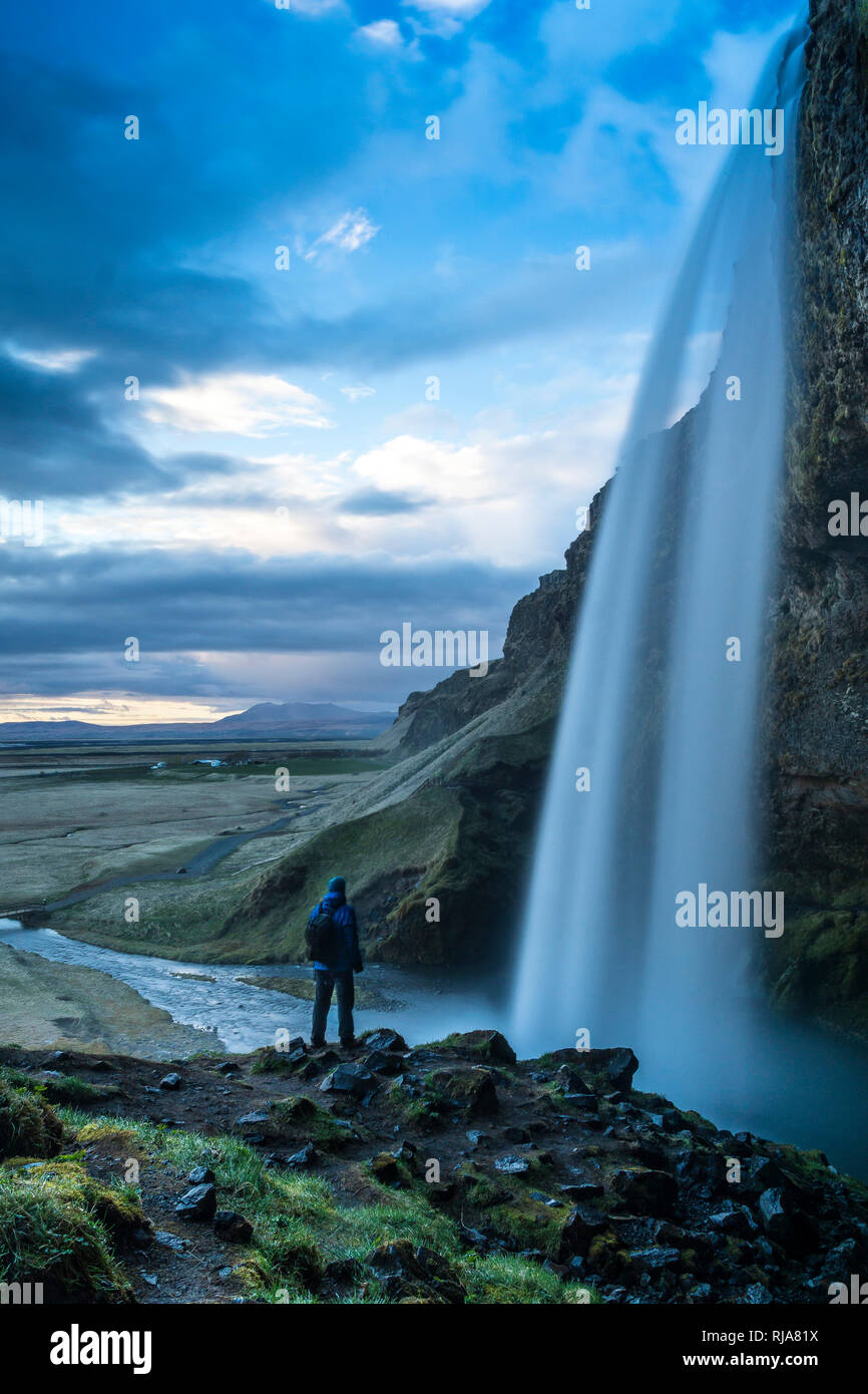Nordeuropa, Insel, Südisland, Seljalandsfoss, Wanderer vor dem Selljalandsfoss Stockfoto