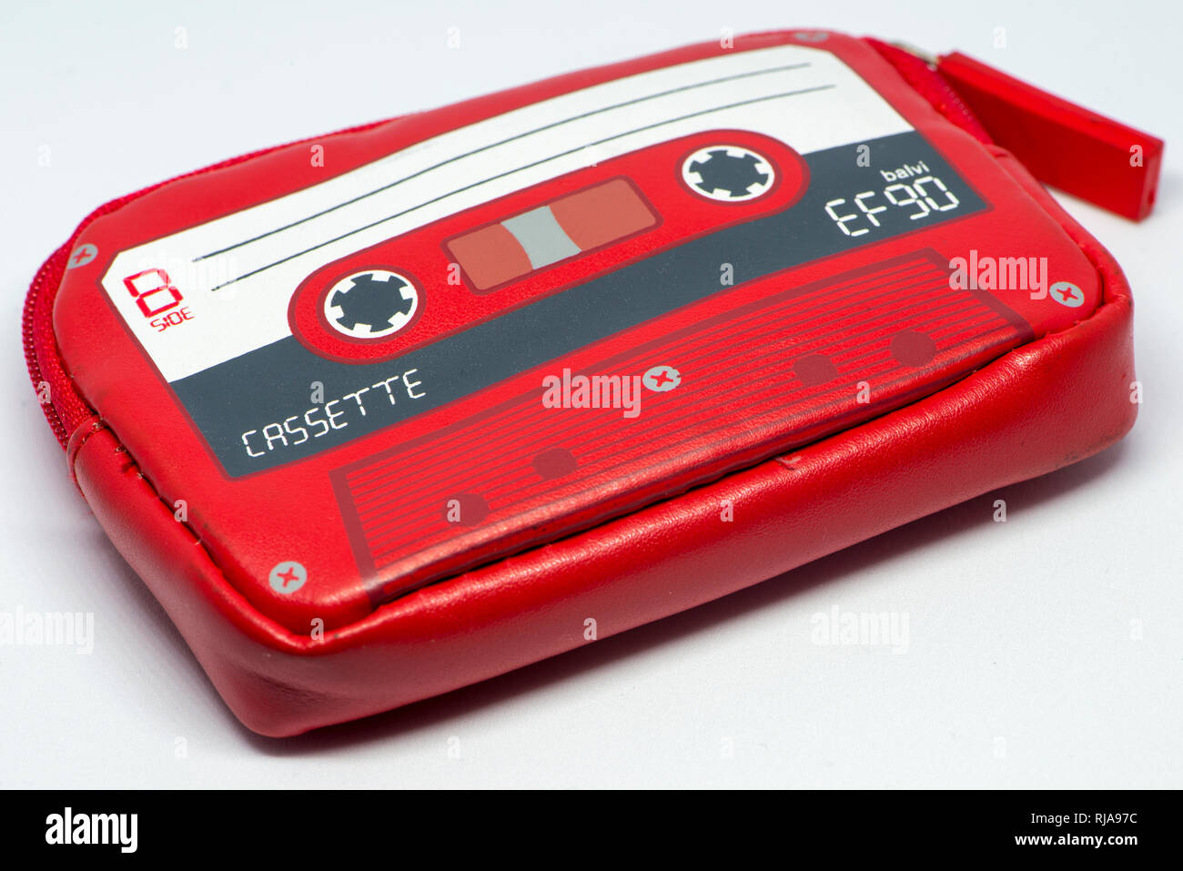Eine rote Geldbörse mit Kassette Form auf weißem Hintergrund  Stockfotografie - Alamy
