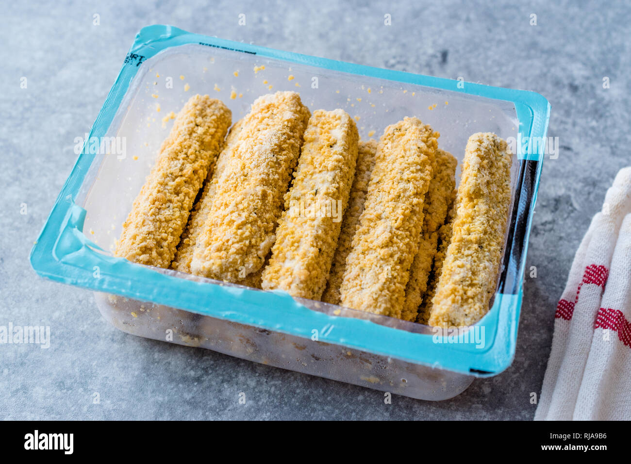 Raw Gefroren Panierte Mozzarella Sticks Bereit Zu Braten In Kunststoffbox Paket Container Fast Food Stockfotografie Alamy Raw Gefroren Panierte Mozzarella Sticks Bereit Zu Braten In Kunststoffbox Paket Container Fast Food Stockfotografie Alamy